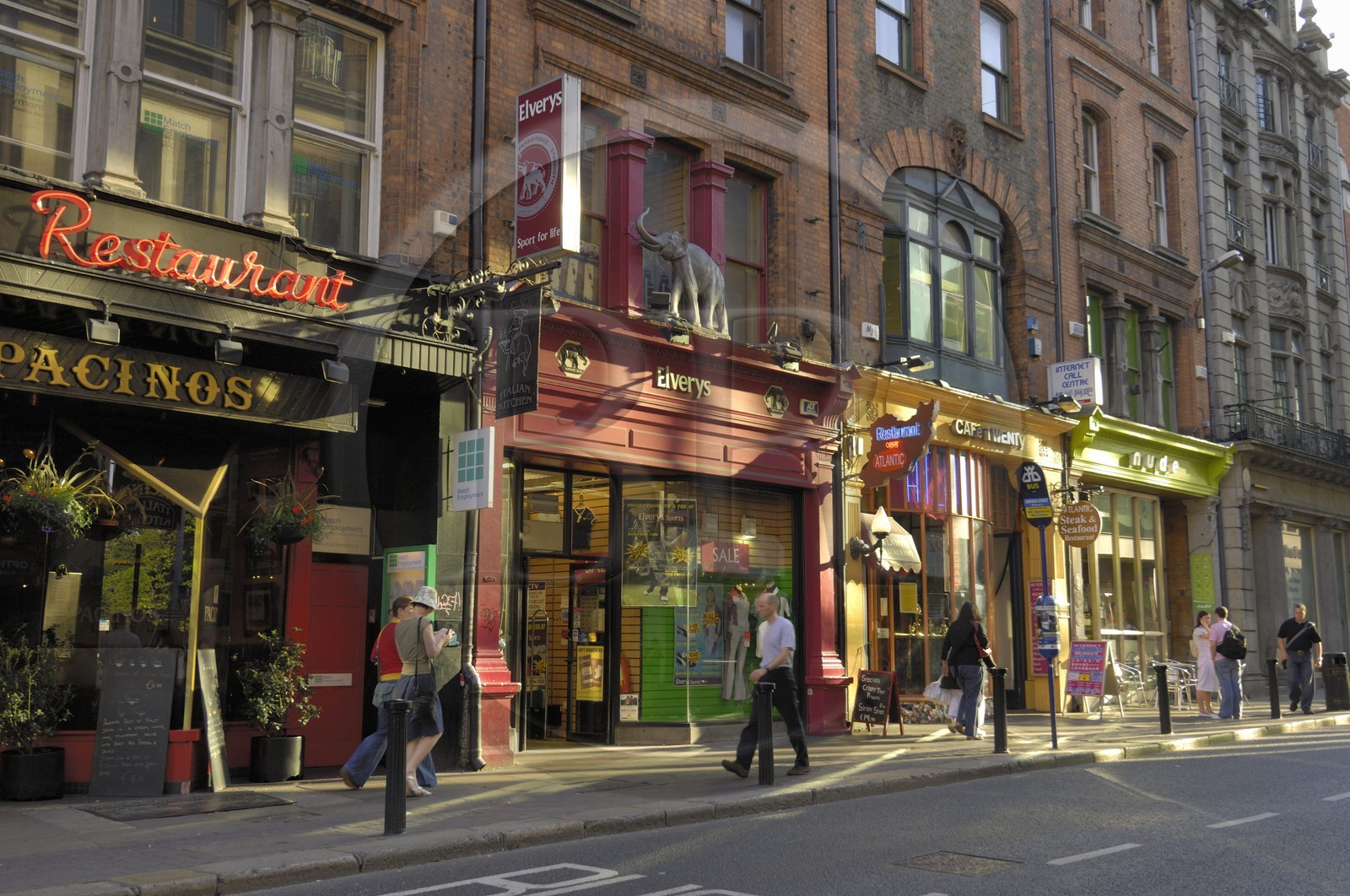 Republic of Ireland, County Dublin, Dublin, down town shopping street