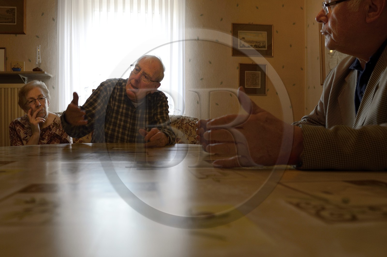 France, Moselle (57), Vallée de la Fensch, cité ouvrière de Knutange,l'ouvrier Raymond Pickard désormais à la retraite de l'usine et son épouse chez eux