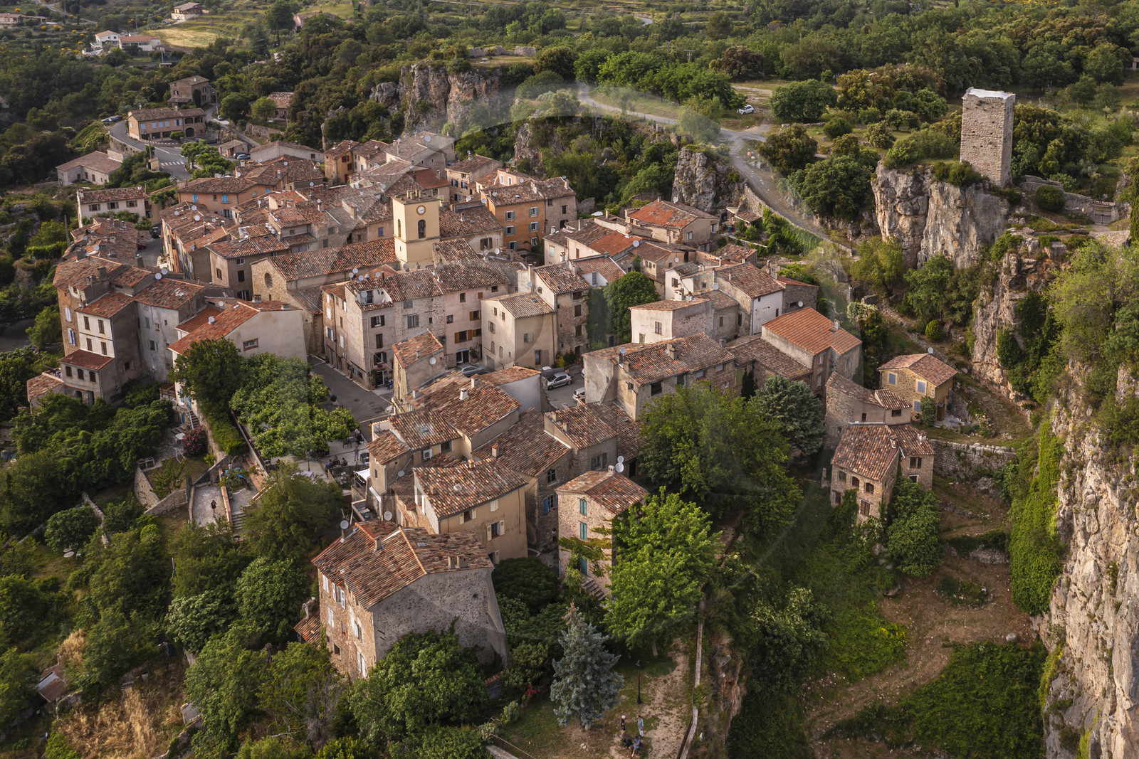 France, Var (83), La Dracénie, village de Châteaudouble surplombant les gorges sur la Nartuby (vue aérienne)