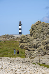 France, Finistère (29), Mer d'Iroise, Ile d'Ouessant, randonneurs à la Pointe de Pern et le phare du Créac’h en arrière plan