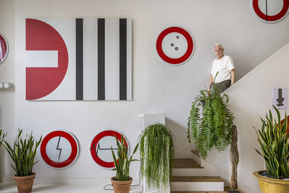 France, Paris (75), l'artiste plasticien Jean-Pierre Raynaud dans son appartement atelier