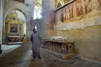 France, Haute-Loire (43), Parc naturel régional Livradois-Forez, abbaye de La Chaise-Dieu, l'église abbatiale Saint-Robert, la Danse Macabre fresque du XVème siècle, le frère Jean Matthias Helluy de la confrérie de Saint-Jean qui est aussi tailleur de pierre