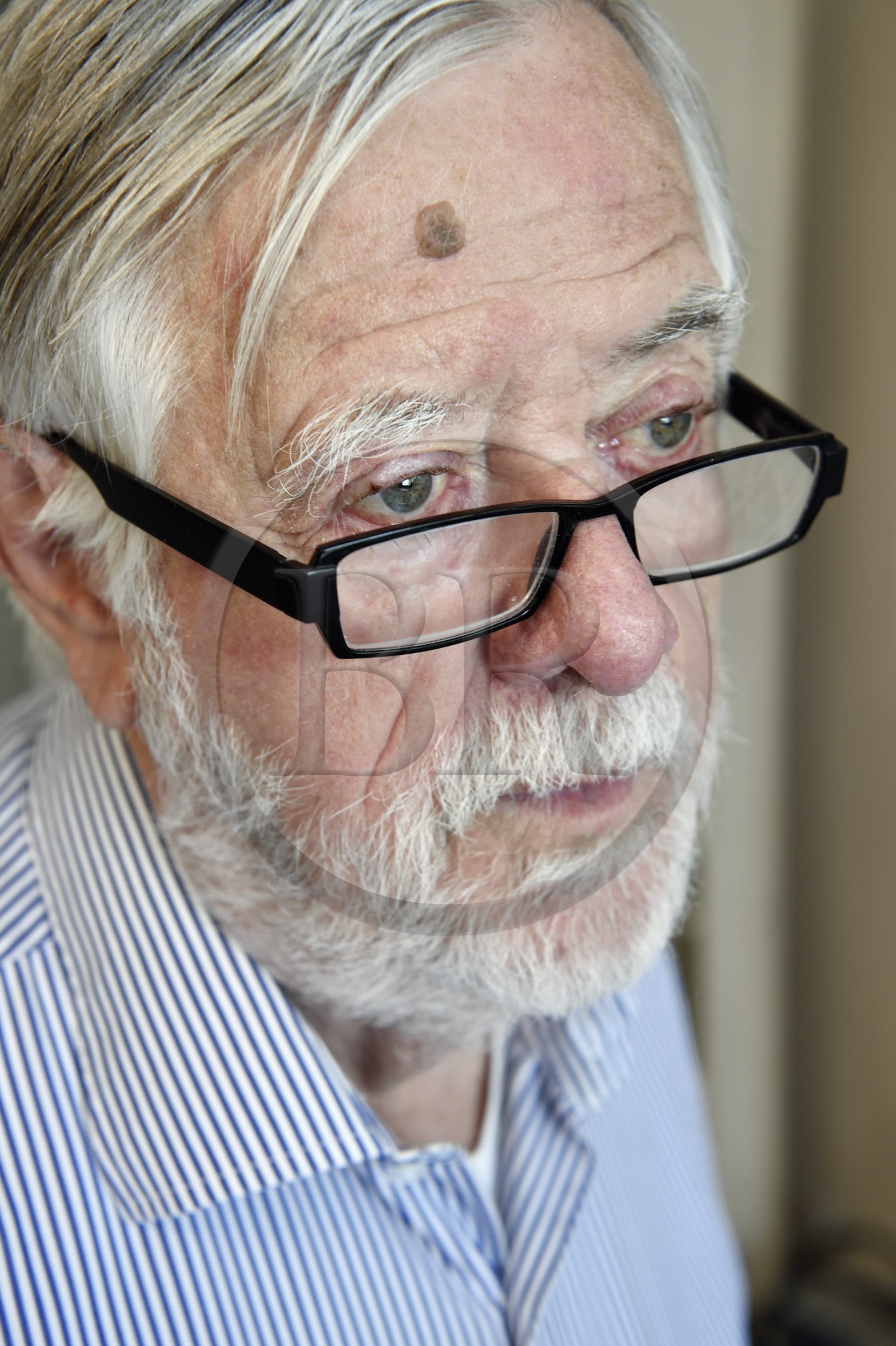 France, Paris (75), le paléontologue et paléoanthropologue Yves Coppens, professeur émérite au Collège de France, au bureau de son domicile parisien