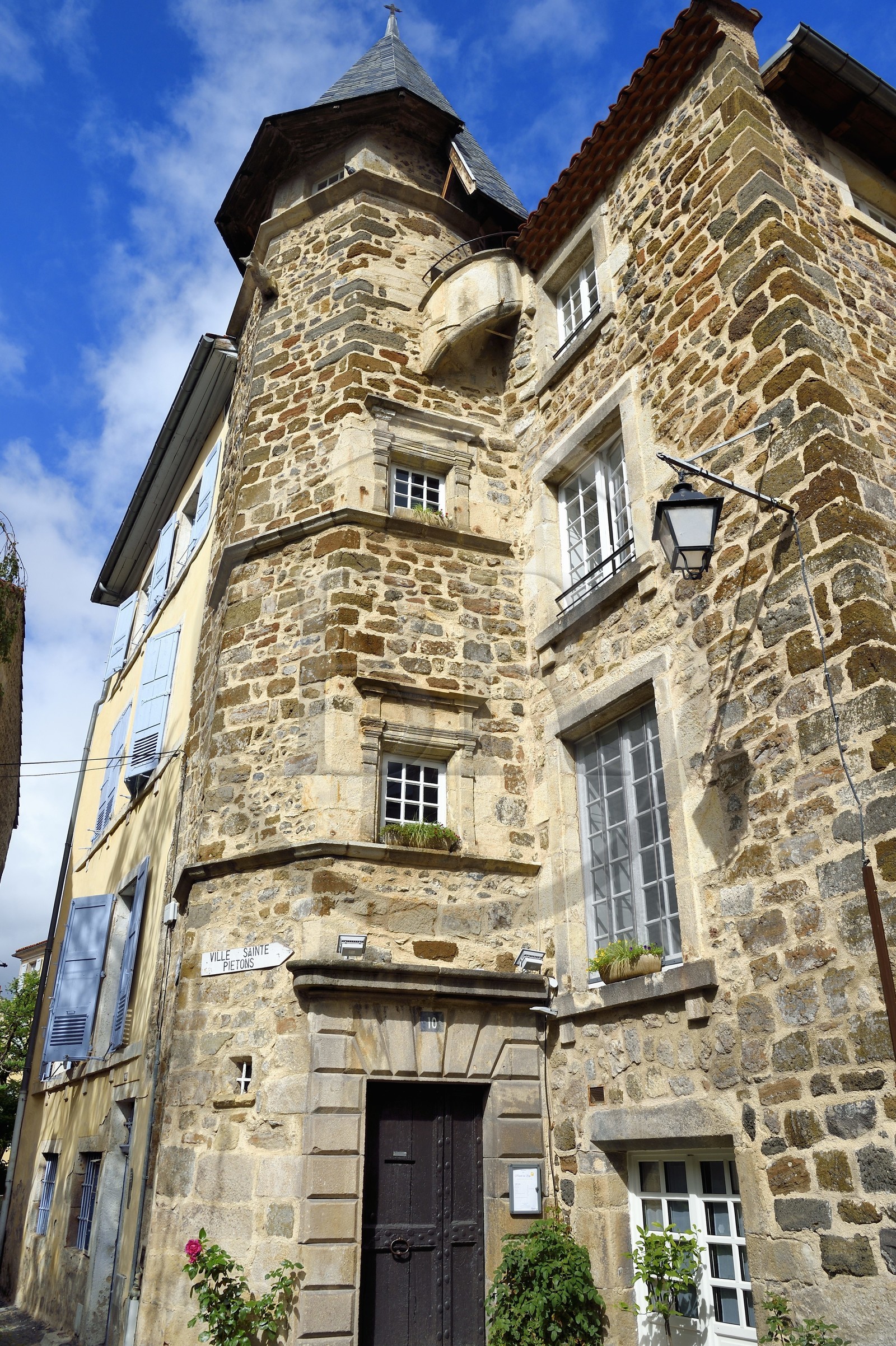 France, Haute-Loire (43), Le Puy-en-Velay, étape classée Patrimoine Mondial de l'UNESCO dans le cadre des chemins de Compostelle, Hotel (particulier) des Jerphanion du XVe siècle aussi appelé Maison au Loup au 10 rue Prat du Loup