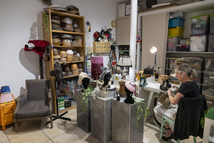 France, Côte-d'Or (21), Dijon, la modiste Meilleur Ouvrier de France Sara Tintinger confectionnant un chapeau dans son atelier-boutique Bibi & Bob de la rue d'Assas