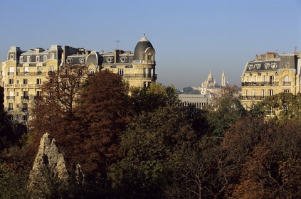 France, Paris 19ème (75), parc des Buttes Chaumont et immeubles post-haussmanniens rue Manin