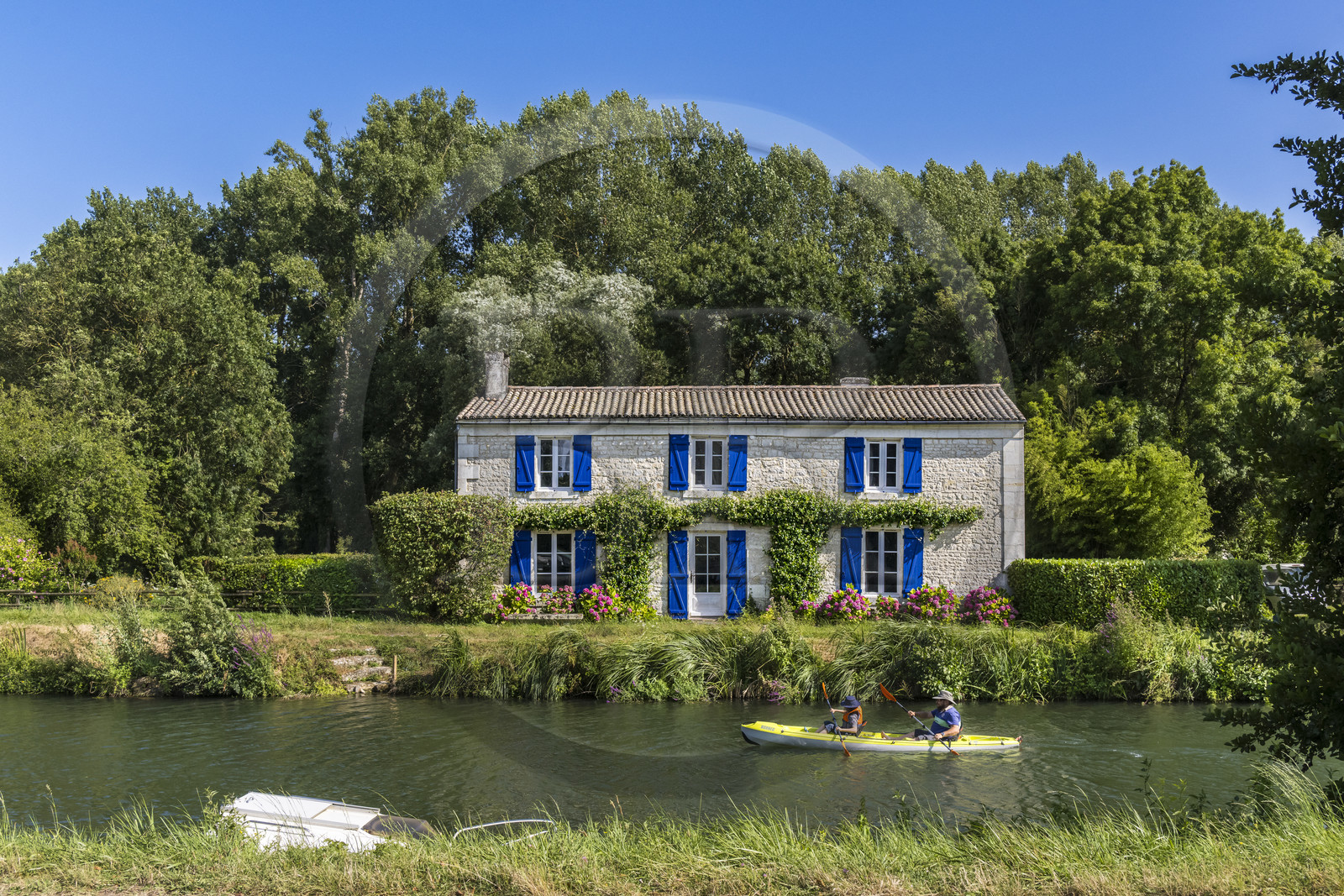 France, Deux-Sèvres (79), le Marais Poitevin, la Venise Verte, Coulon, maison du marais typique au bord de la Sèvre Niortaise et de la voie cyclable de la Vélo Francette