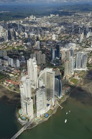 Panama, les gratte-ciels de Panama City, la pointe Colon et la Trump tower en premier plan (vue aérienne)