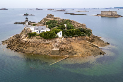 France, Finistère (29), Baie de Morlaix, Carantec, l'Ile Louët et son phare, le chateau du Taureau construit par Vauban en arrière plan (vue aérienne)