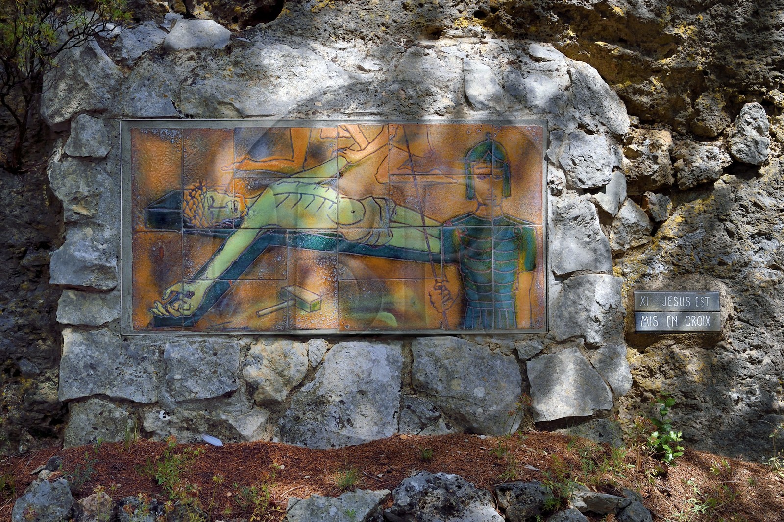 France, Var (83), Dracénie, Ampus, Chemin de Croix à l'emplacement de l'ancien château fort créé par l'abbé Adonis Volpato avec le céramiste Geoff Hindry, station XI Jesus est mis en Croix