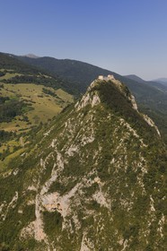 France, Ariège (09), Pays d' Olmes, château cathare de Montségur perché sur un pog et les Pyrénées (vue aérienne)