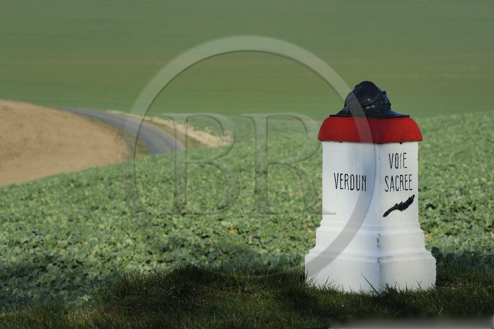 France, Meuse (55), région de Verdun, borne kilométrique de la Voie Sacrée sur la route entre Verdun et Bar le Duc