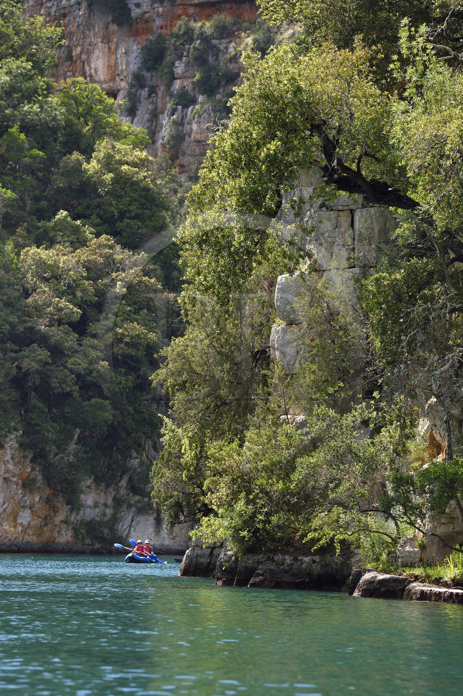 France, Alpes-de-Haute-Provence (04), Parc Naturel Régional du Verdon, kayak dans les Basses Gorges du Verdon en aval du lac de Sainte Croix