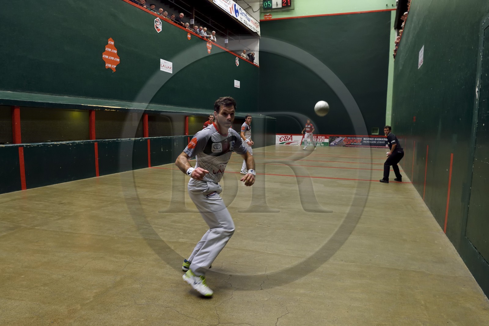 France, Pyrénées-Atlantiques (64), Pays-Basque, Saint-Jean-Pied-de-Port, trinquet Garat, traditionnelle partie de Pelote basque à main nue pour la coupe des Chasseurs