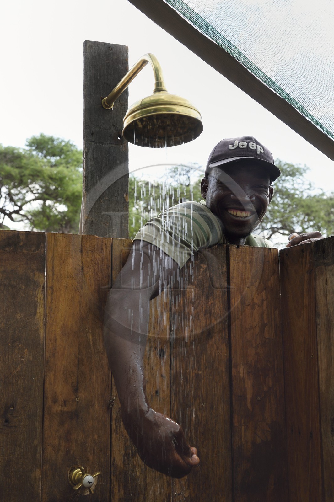 Zimbabwe, province de Matabeleland septentrional, parc national Hwange, Somalisa Expedition Camp de African Bush Camps, salle de bain à l'arrière d'une tente