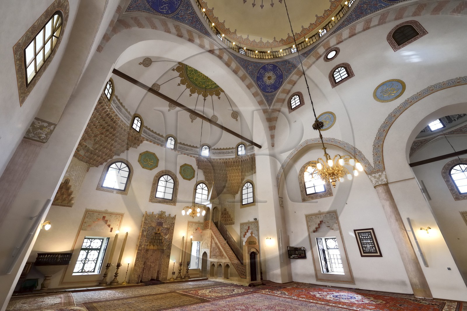 Bosnie-Herzégovine, Sarajevo, quartier de Bascarsija dans la vieille ville, la Mosquée de Gazi Husrev-beg (Gazi Husrevbegova dzamija en bosniaque), le mihrab (niche) et minbar (escaliers)