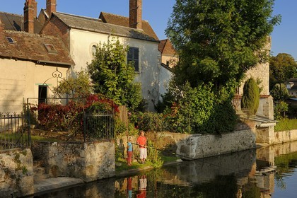 France, Eure-et-Loir (28), Bonneval, le fossé des remparts, enfants à la pêche