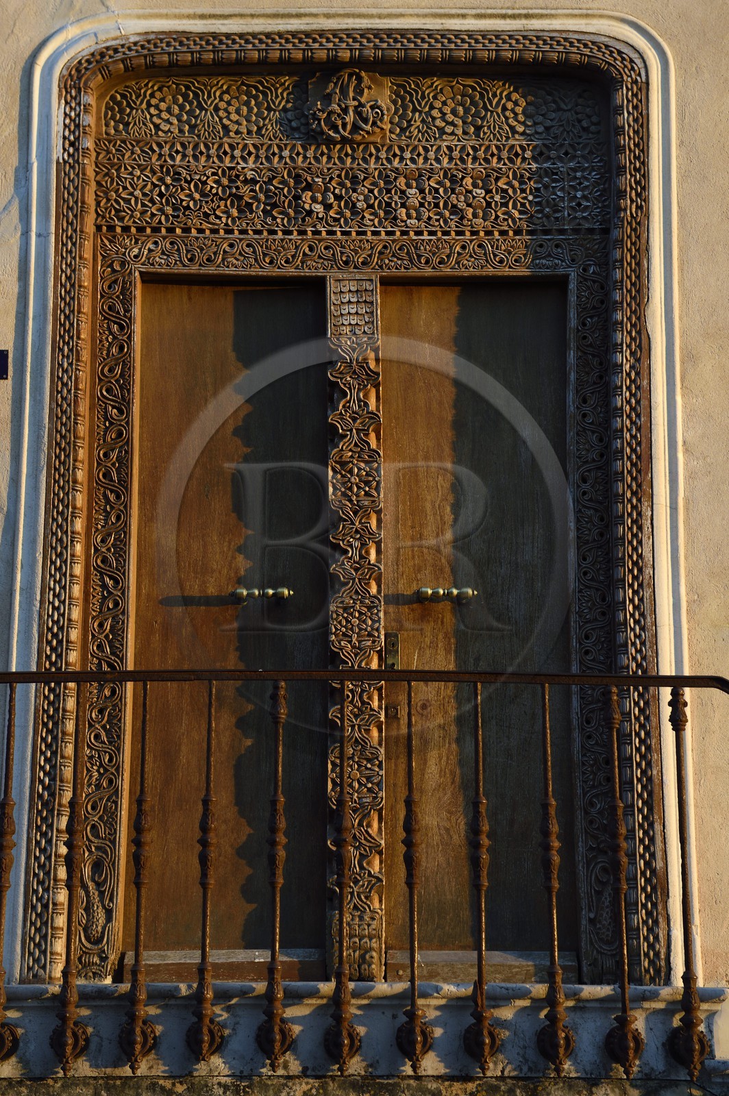 France, Var (83), Saint-Tropez, porte sur la place de l'hôtel de ville, fabriquée sur l'île de Zanzibar au XIXe siècle et ramenée par un capitaine de navire tropézien