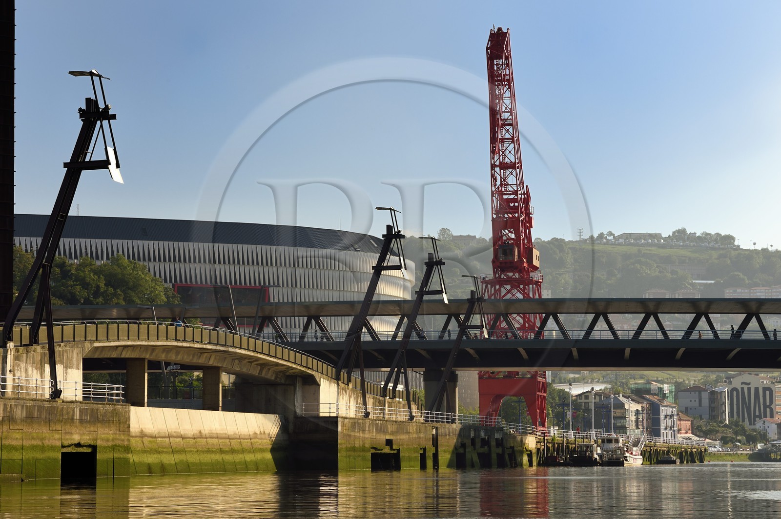 Espagne, Pays basque espagnol, Biscaye, Bilbao, le Stade San Mamés (2013) par l'architecte Norman Foster et la grue Carola en bordure du Ria de Bilbao