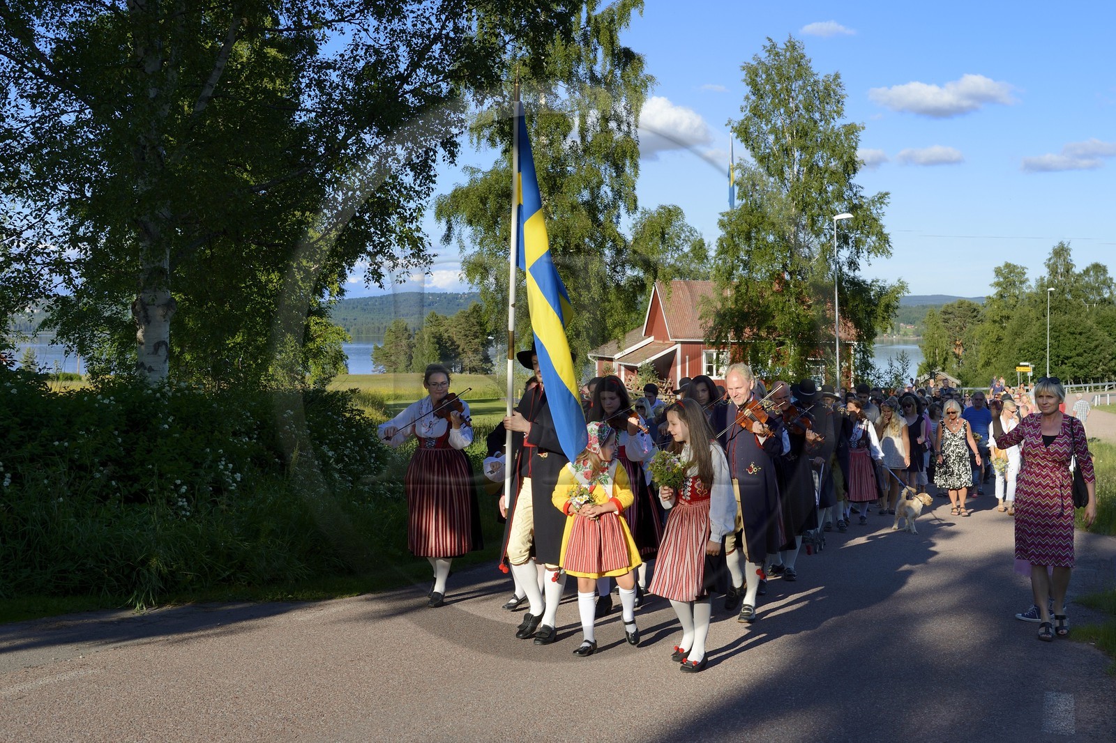 Suède, comté de Dalécarlie, région de Leksand, défilé en costume traditionnel pour les célébrations du solstice d'été dans le petit hameau de Hjulbäck