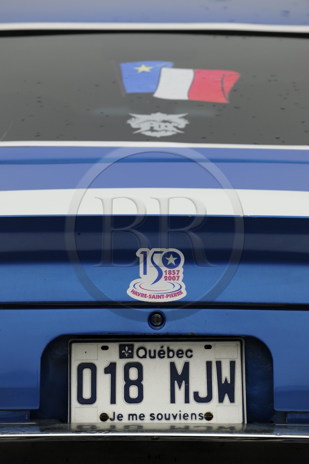 Canada, Quebec Province, North Coast, Havre-Saint-Pierre, acadian flag and car registration (Je me souviens)