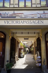 Suède, Västra Götaland, Göteborg (Gothenburg), passage commerçant dans la vieille ville