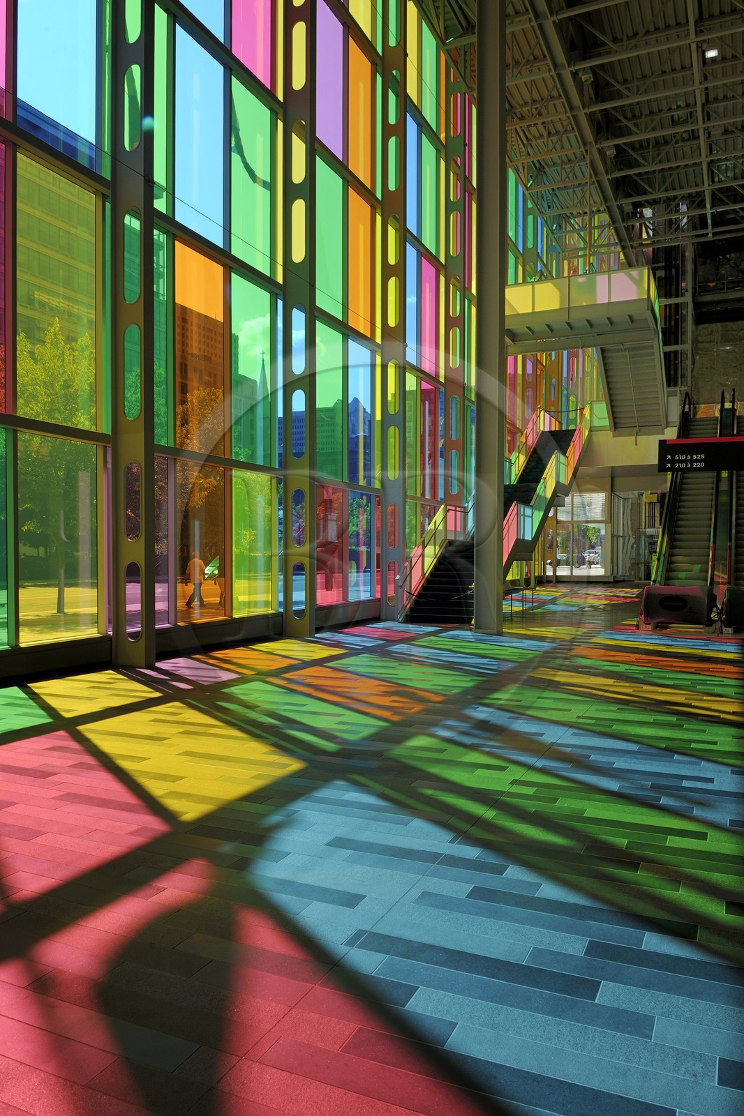 Canada, province de Québec, Montréal, le quartier International, le Palais des Congrès et ses façades multicolores