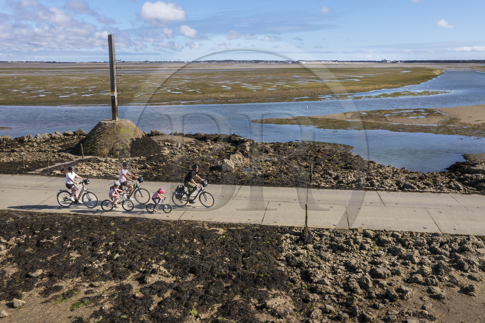 France, Vendée (85), île de Noirmoutier, Barbatre, cyclistes sur le passage du Gois à marée montante, chaussée submersible qui relie l'île au continent à marrée basse, un des refuges en arrière plan (vue aérienne)