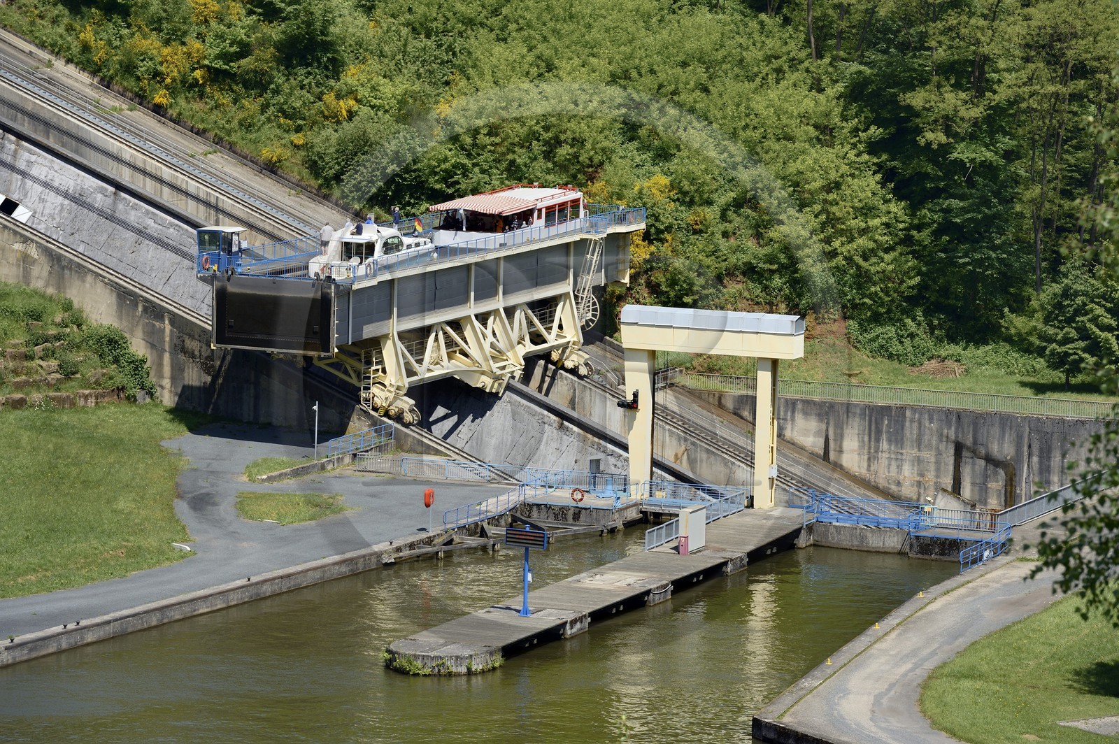 France, Moselle (57), le plan incliné de Saint-Louis-Arzviller est un ascenseur à bateaux qui fait partie du canal de la Marne au Rhin et  et permet la traversée des Vosges, il remplace 17 écluses