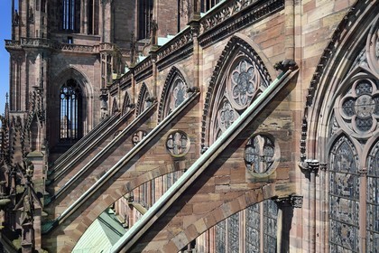 France, Bas-Rhin (67), Strasbourg, vieille ville classée au Patrimoine Mondial de l'UNESCO, la cathédrale Notre-Dame, arcs-boutants de la facade sud et gargouilles