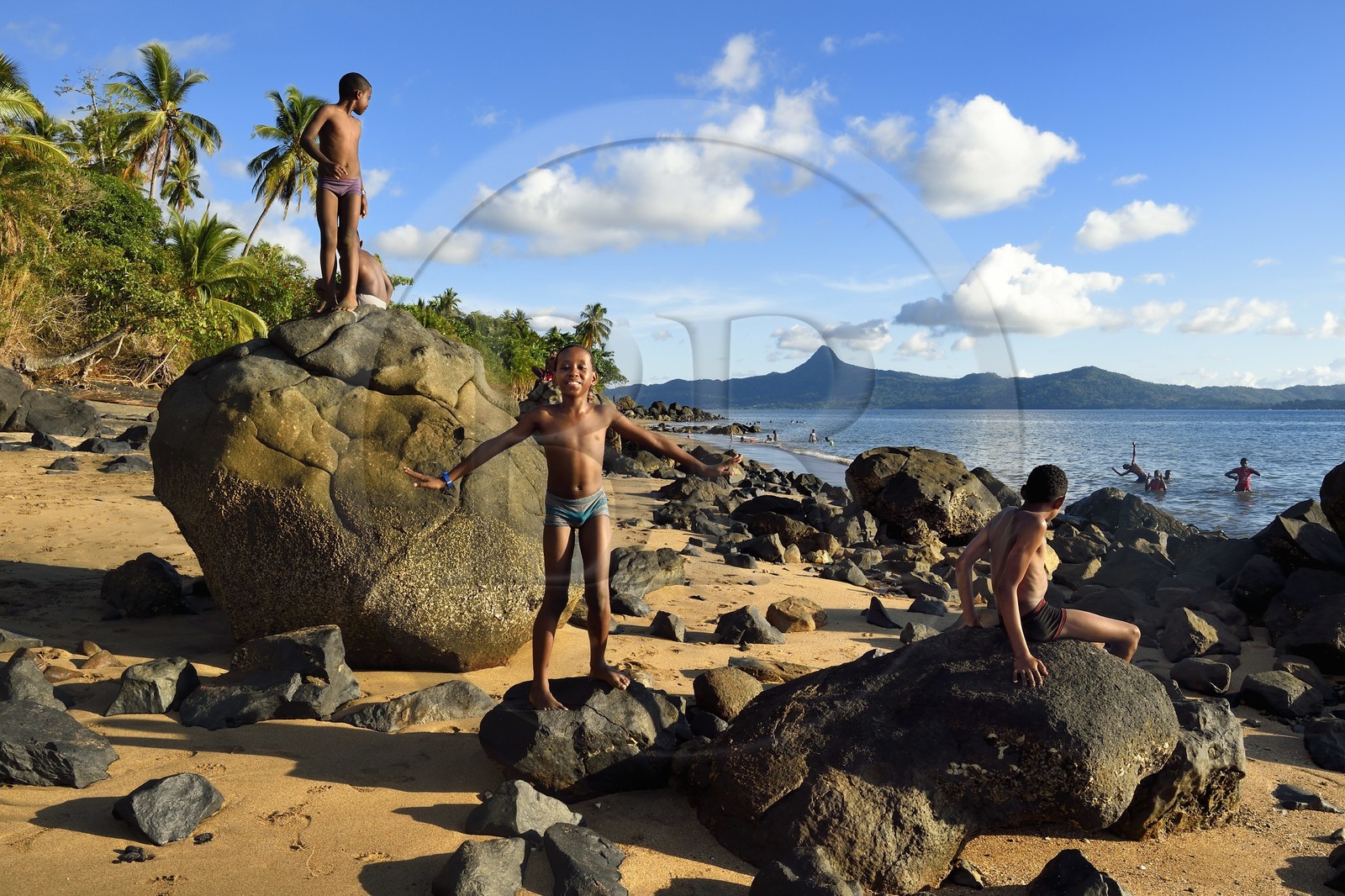 France, Ile de Mayotte, Grande-Terre, Sada, enfants jouant sur Tahiti plage (Mtsagnougni) dans la baie de Bouéni