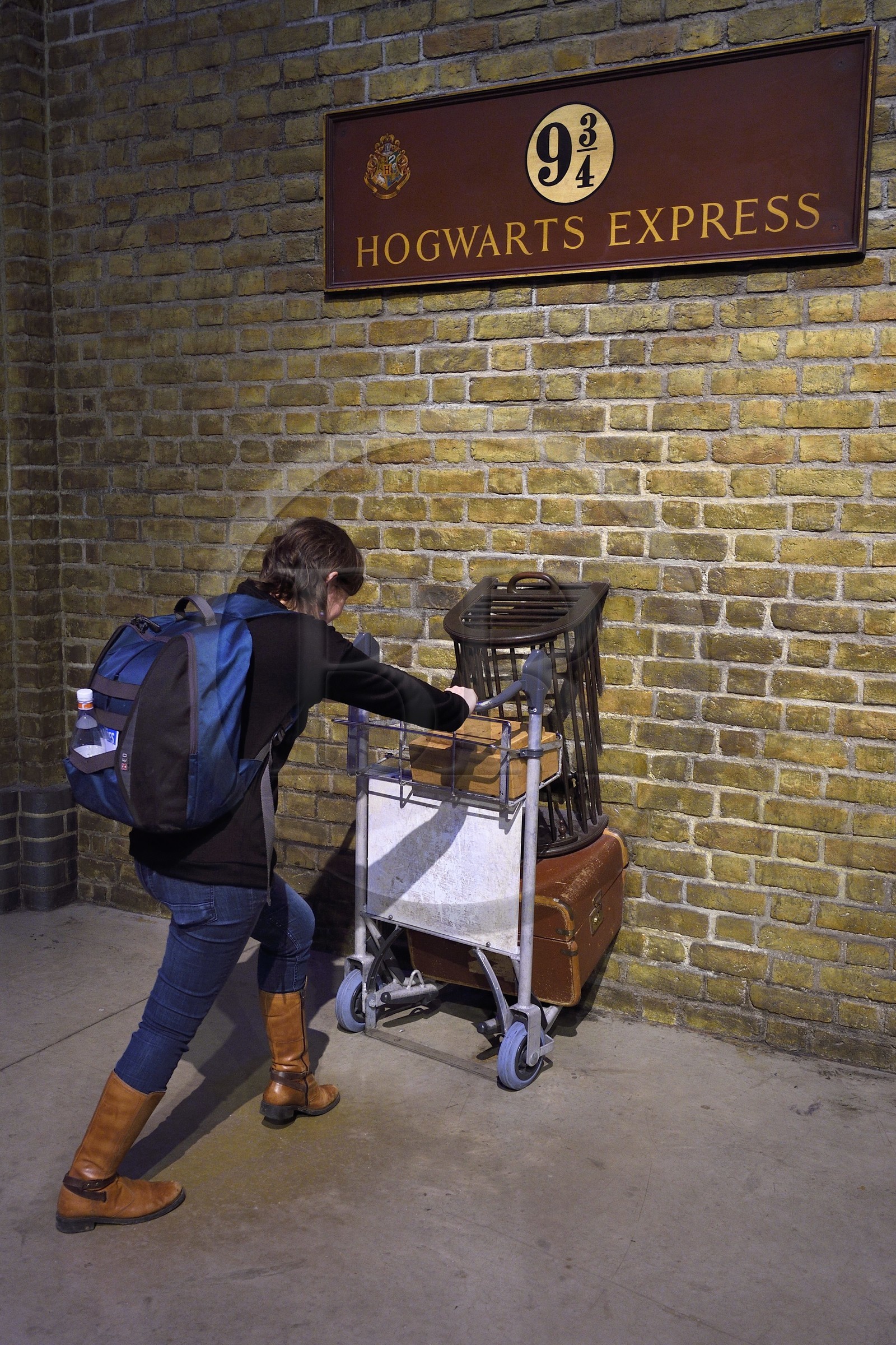 Royaume-Uni, Hertfordshire, Leavesden, Leavesden Film Studios, Harry Potter Studio Tour London, les coulisses du tournage des 8 films de Harry Potter, la plate-forme 9¾