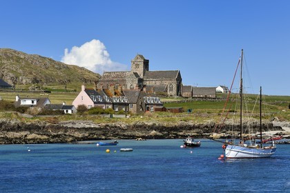 Royaume-Uni, Ecosse, Highland, Hébrides intérieures, Ile de Iona face à l'Ile de Mull, abbaye d'Iona en bordure de mer