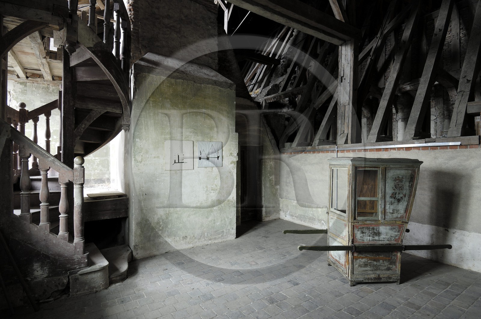 France, Loir-et-Cher (41), vallée de la Loire classée au Patrimoine Mondial de l'UNESCO, château de Blois, adjonction de l'aile François 1er sur les remparts médiévaux, chaise à porteur