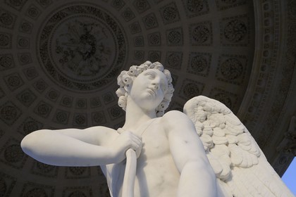 France, Yvelines (78), château de Versailles, classé Patrimoine Mondial de l'UNESCO, le domaine de Marie-Antoinette, jardin du Petit Trianon, le Temple de l'Amour, statue de Cupidon de Bouchardon intitulée L'Amour taillant son arc dans la massue d'Hercule