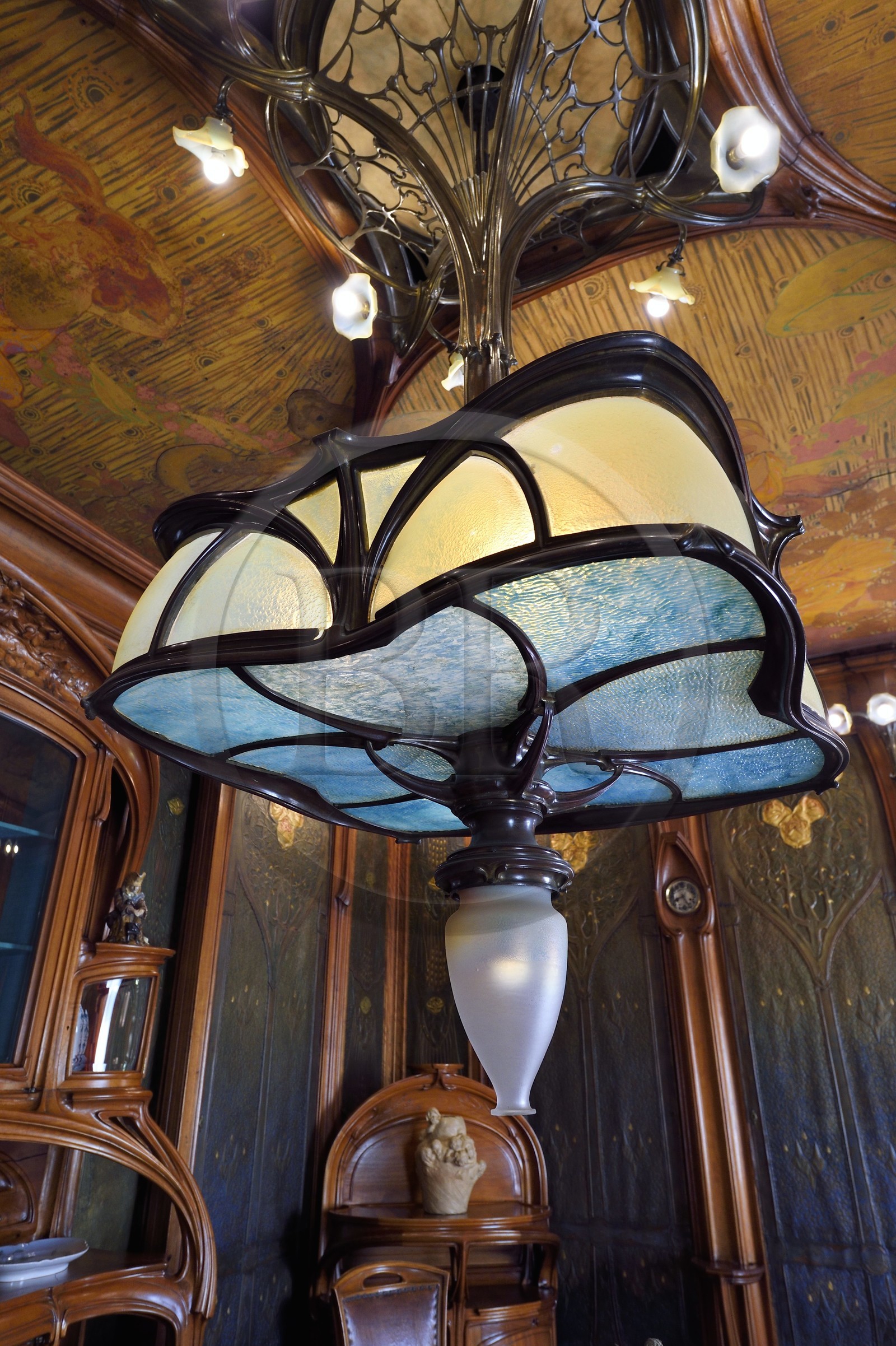 France, Meurthe-et-Moselle (54), Nancy, musée de l'Ecole de Nancy, salle à manger Masson de style Art Nouveau (1903-1906), mobilier et menuiseries par Eugène Vallin, panneaux de cuir et plafond de Victor Prouvé, le lustre