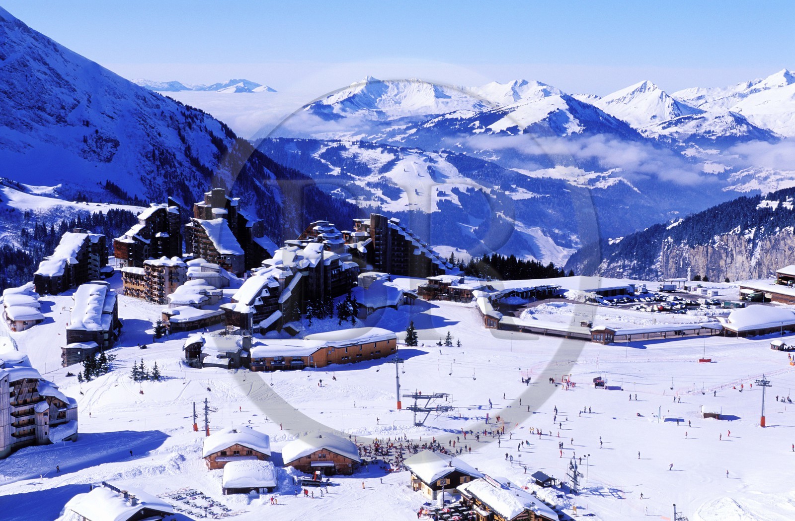 France, Haute-Savoie (74), Avoriaz, station de sports d'hiver perchée sur une falaise