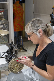 France, Côte-d'Or (21), Dijon, la modiste Meilleur Ouvrier de France Sara Tintinger confectionnant un chapeau dans son atelier-boutique Bibi & Bob de la rue d'Assas, le chapeau est travaillé sur du ruban de velourette