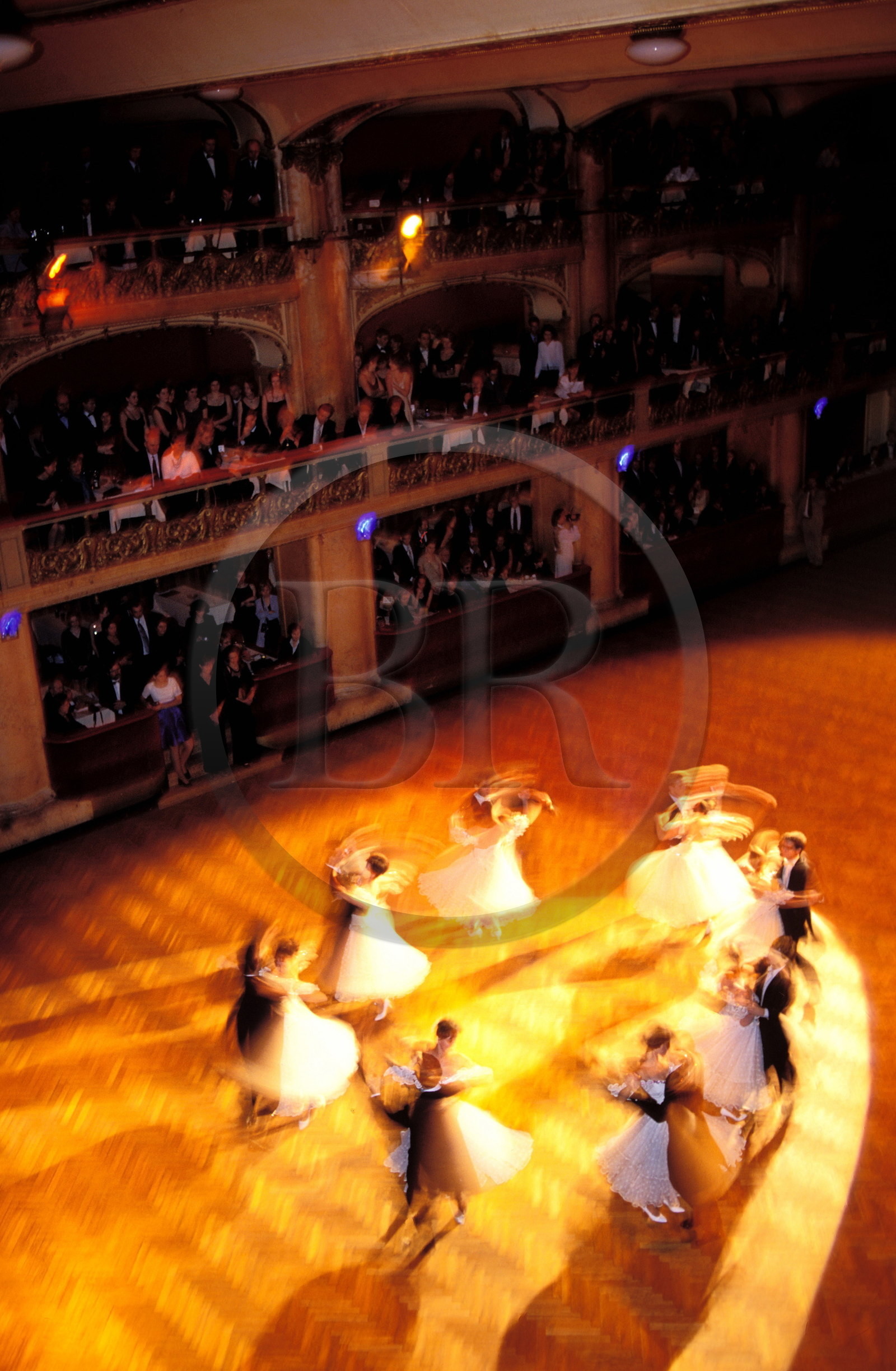 République Tchèque, Prague, salle de bal du Lucerna, valses du traditionnel Bal du bac