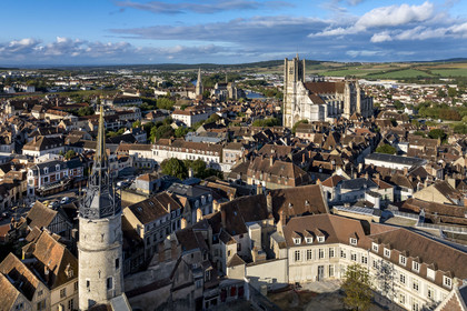 France, Yonne (89), Auxerre, la tour de l'Horloge du XVe siècle place du Maréchal Leclerc, la cathédrale Saint-Etienne et l'abbaye Saint-Germain en arrière plan en bordure de l’Yonne (vue aérienne)