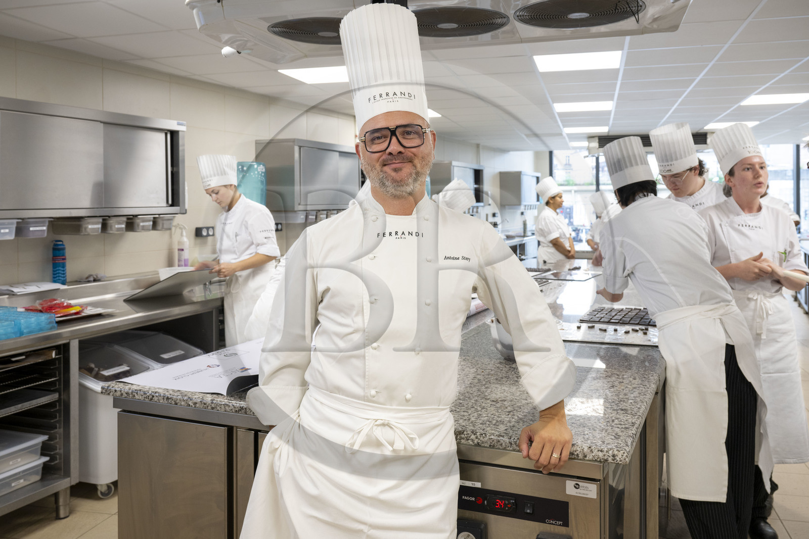 France, Côte-d'Or (21), Dijon, zone classée Patrimoine Mondial de l'UNESCO, Cité Internationale de la Gastronomie et du Vin par l'architecte Anthony Béchu, cours de patisserie dans le canon de lumière qui abrite l'école Ferrandi, le chef patissier et responsable des programmes Steevy Antoine