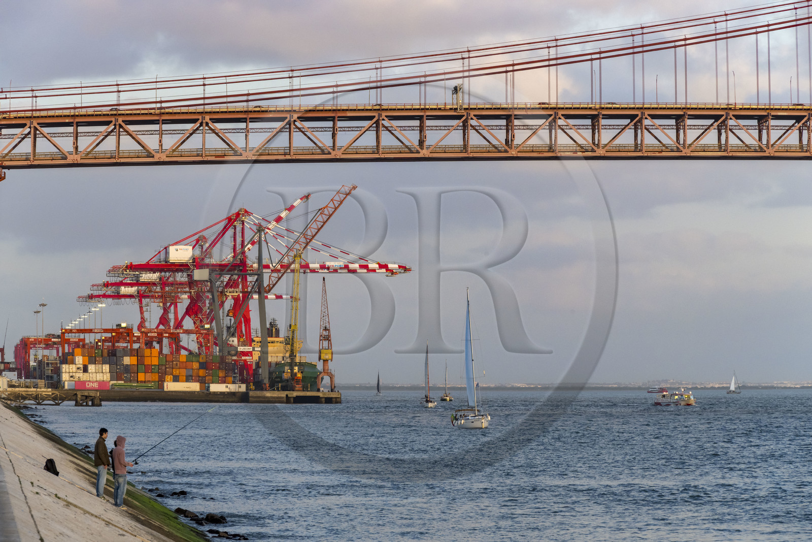 Portugal, Lisbonne, quartier de Belem, les rives du Tage sous le Ponte 25 de Abril, le port de Lisbonne et le Doca de Alcantara en arrière plan
