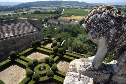 France, Vaucluse (84), Parc Naturel Regional du Luberon, Ansouis, labellisé Les Plus Beaux Villages de France, le chateau d'Ansouis, jardin à la française