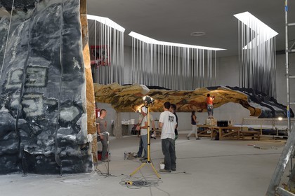 France, Dordogne (24), Montignac, chantier du futur Centre International de l'Art pariétal de Montignac-Lascaux (Lascaux 4), espace pédagogique reprenant des panneaux de la grotte réalisés par l’Atelier des Fac-Similés du Périgord (AFSP), ici le puit à gauche et les peintures de la salle des taureaux en arrière plan