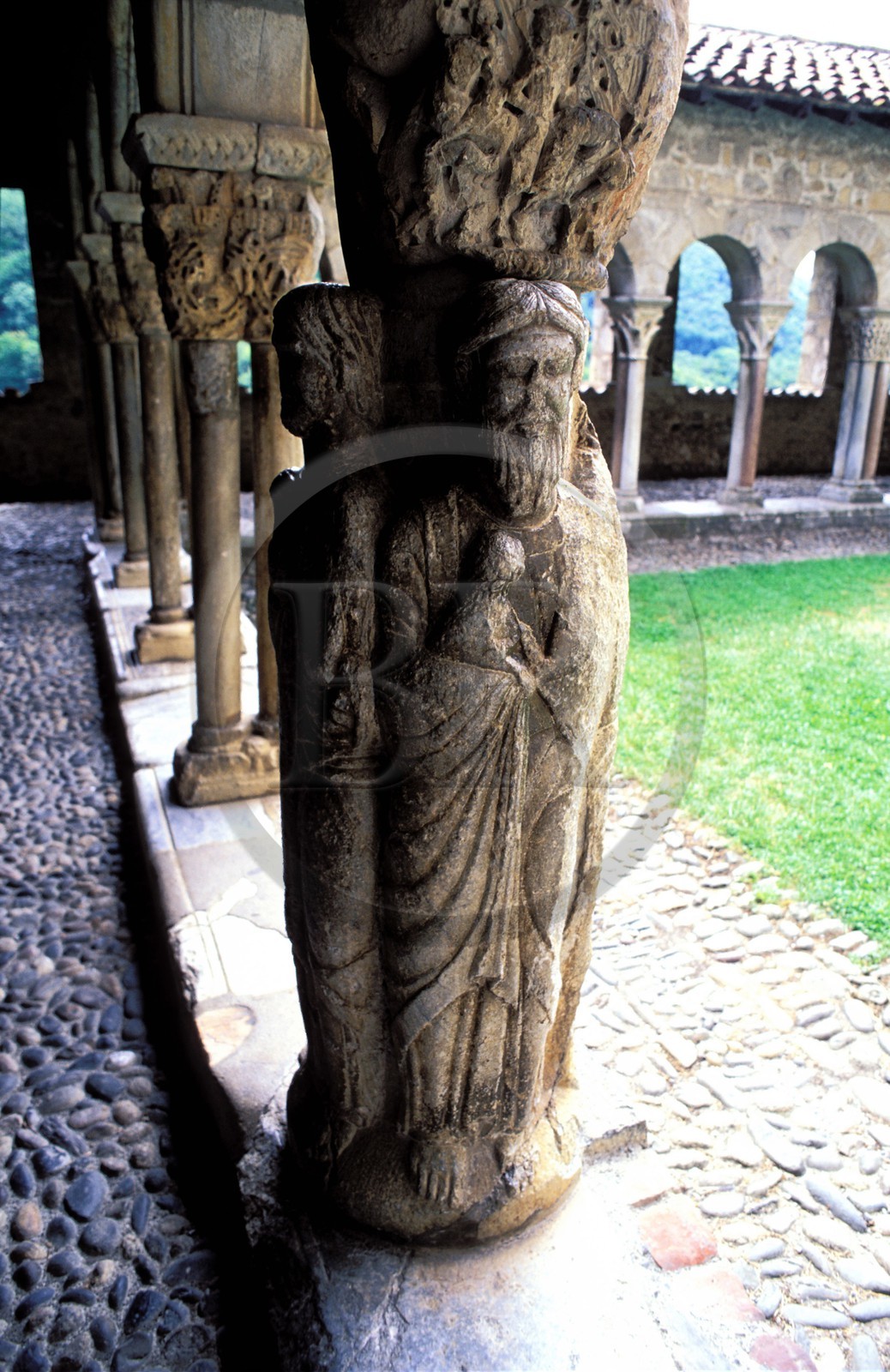 France, Haute-Garonne (31), Saint-Bertrand-de-Comminges, labellisé Les Plus Beaux Villages de France, le pilier des quatre évangélistes du cloître