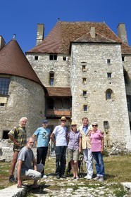France, Allier (03), ancienne province du Bourbonnais, Besson, chateau de Fourchaud (XIVe siècle au XVIe siècle) appartenant aujourd'hui aux descendants des Bourbon-Parme, le Prince Charles Henri de Lobkowicz en compagnie de volontaires de l'association de sauvegarde du chateau