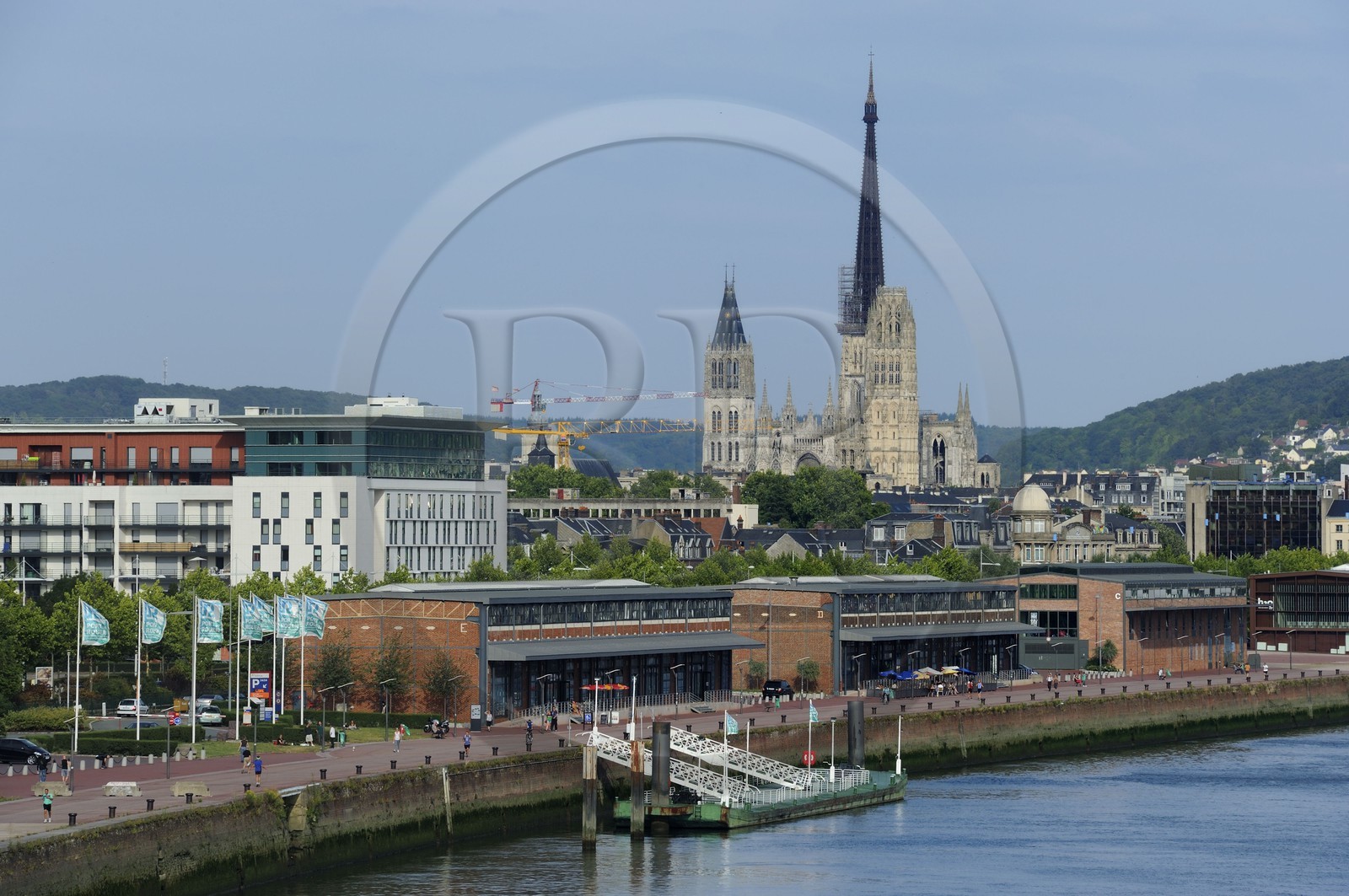France, Seine-Maritime (76), Rouen, les anciens docks sur les quai de Bois-Guilbert et la cathédrale Notre-Dame en arrière-plan