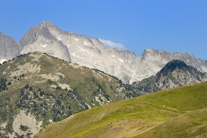 France, Hautes-Pyrénées (65), Saint-Lary-Soulan et Vielle-Aure, randonnée sur une variante du GR10 entre le col de Portet et les lacs de Bastan en bordure de la réserve naturelle de Néouvielle en arrière plan