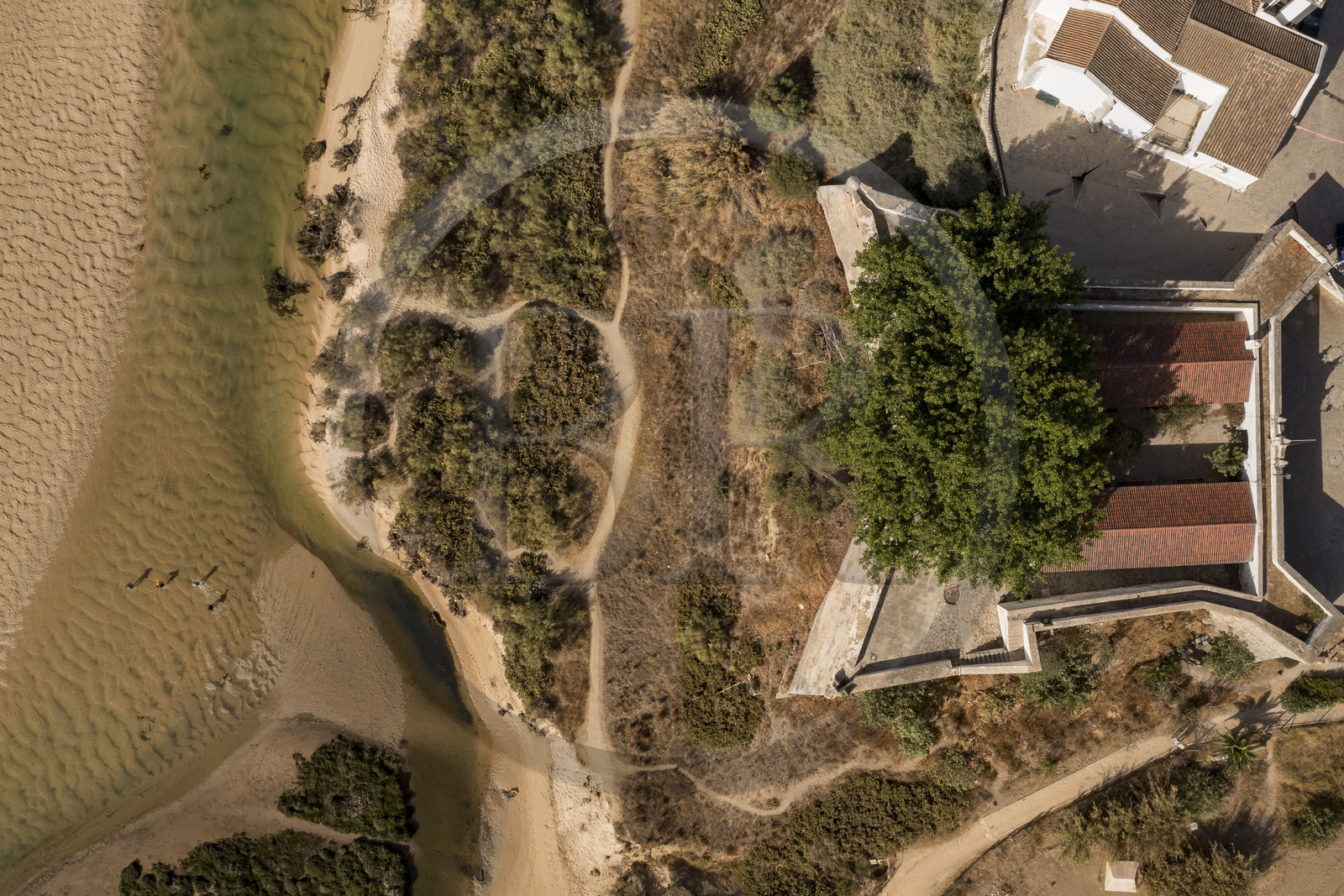 Portugal, Algarve, Parc Naturel de la Ria Formosa, Tavira, forteresse du village de Cacela Velha et la plage (vue aérienne)