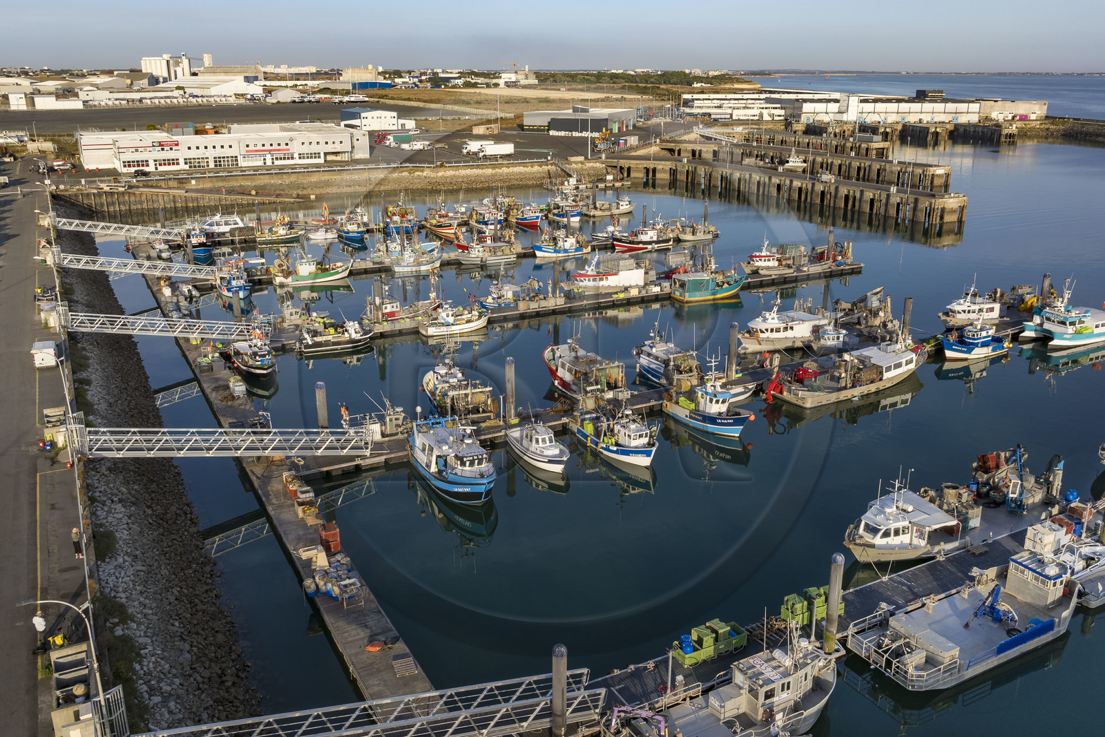 France, Charente-Maritime (17), La Rochelle, Port de pêche de Chef de Baie, le bassin des coureauleurs (vue aérienne)